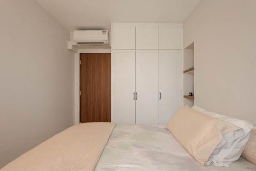 Modern Bedroom at Ghim Moh Edge