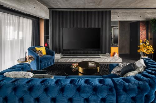 Modern Living Room at Blk 143 Tampines Street 12