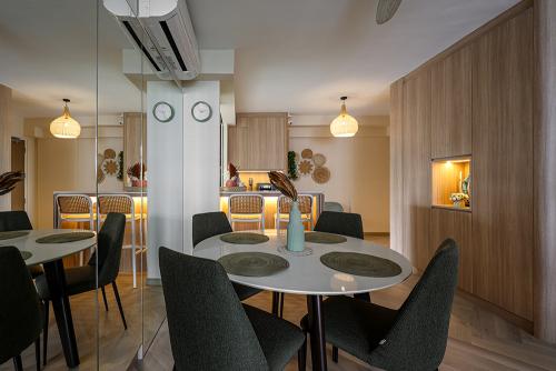 Country Dining Room at Fernvale Vines 3-Gen