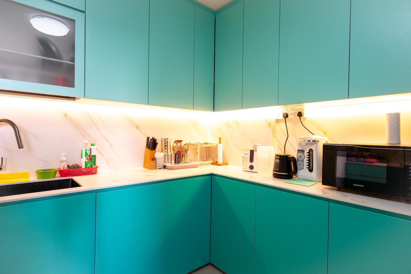 Eclectic Kitchen with Kitchen Island and Breakfast Counter