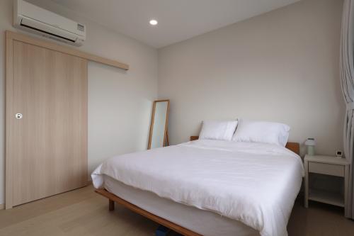 Minimalist Bedroom at Resale 3 Bedroom Condo @ Mount Sinai Drive