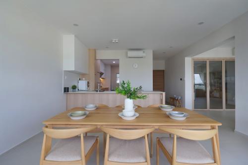 Minimalist Dining Room at Resale 3 Bedroom Condo @ Mount Sinai Drive