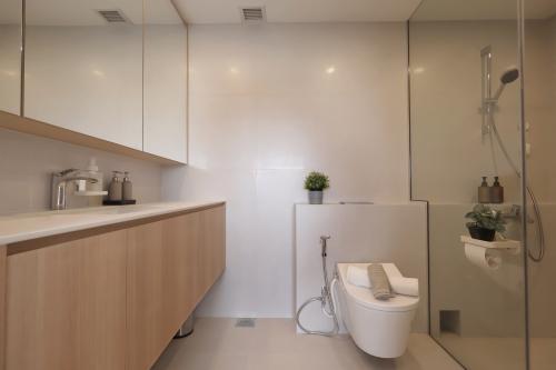 Minimalist Bathroom at Resale 3 Bedroom Condo @ Mount Sinai Drive