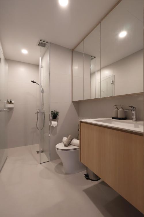 Minimalist Bathroom at Resale 3 Bedroom Condo @ Mount Sinai Drive