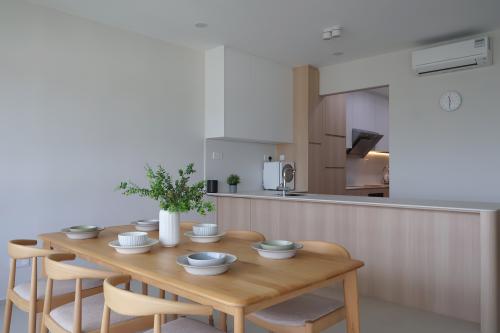 Minimalist Dining Room at Resale 3 Bedroom Condo @ Mount Sinai Drive