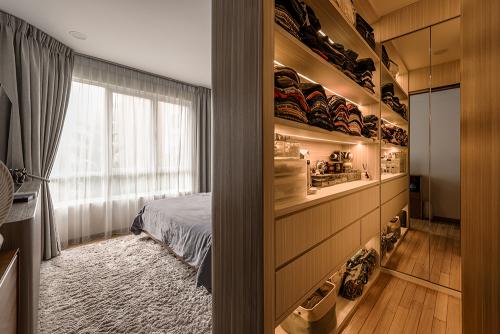 Scandinavian Walk-in Wardrobe at Edelweiss Park