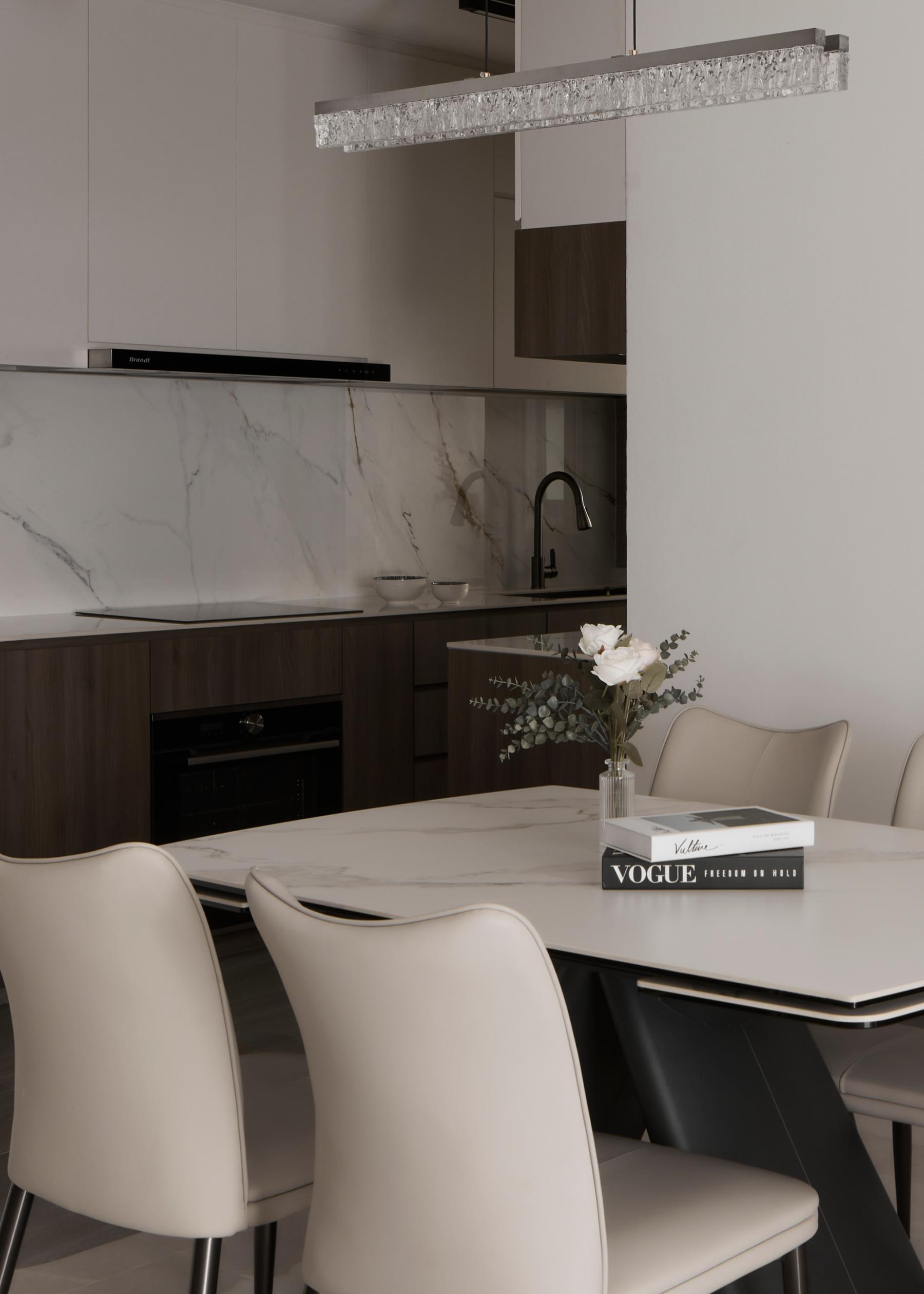 Contemporary Dining Room with Dining Table and Dining Chairs