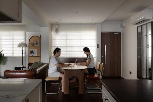 Vintage Dining Room at 467 Hougang