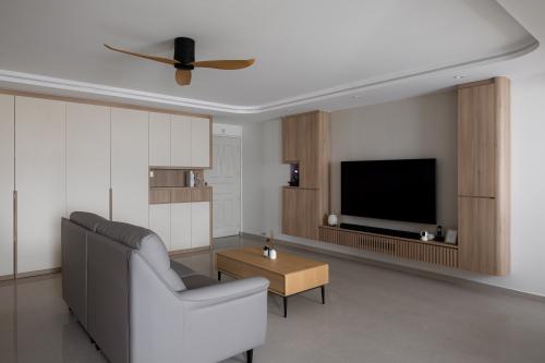 Contemporary Living Room at 290F Bukit Batok