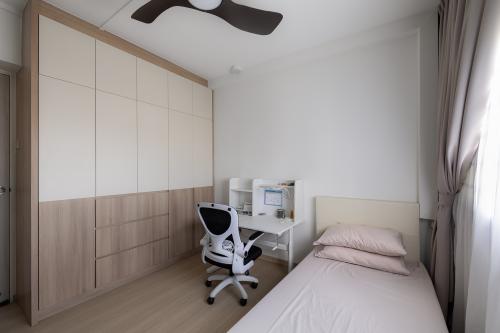 Contemporary Bedroom at 290F Bukit Batok