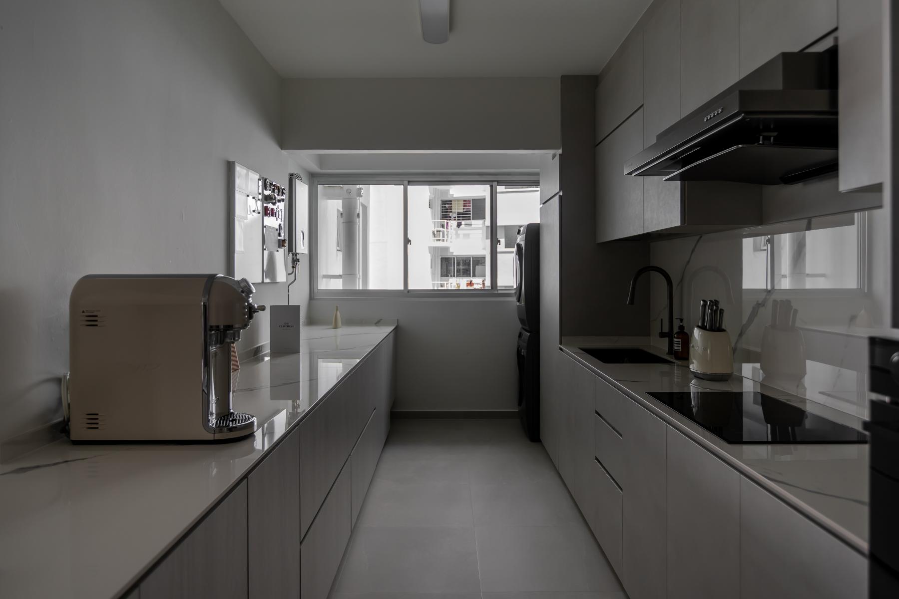 Contemporary Kitchen with Vinyl Flooring and Parquet Floor
