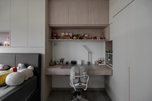 Contemporary Bedroom at 522B Tampines