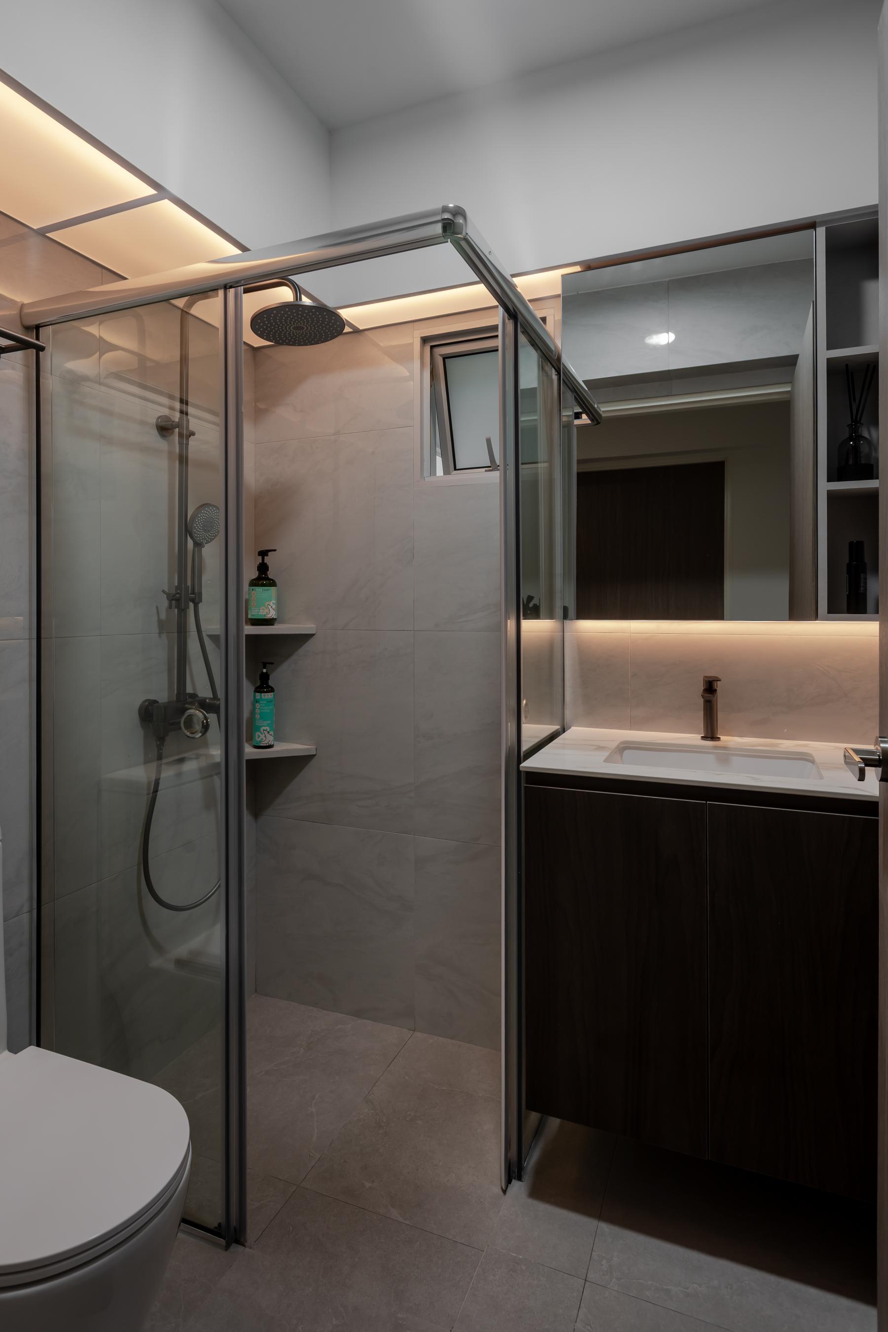 Contemporary Bathroom with Homogeneous Tiles and Mirror