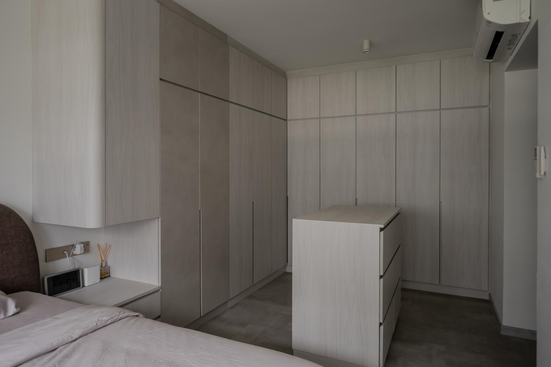 Contemporary Bedroom with Vinyl Flooring and Bedside Table