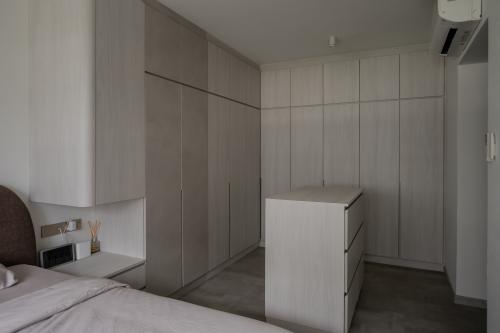 Contemporary Bedroom at 522B Tampines