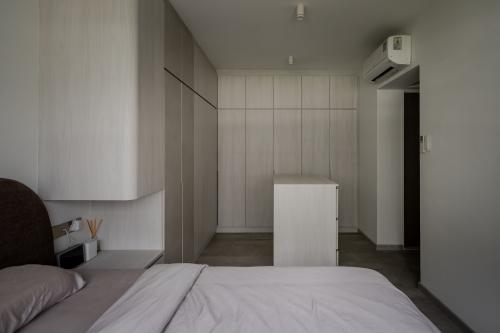 Contemporary Bedroom at 522B Tampines