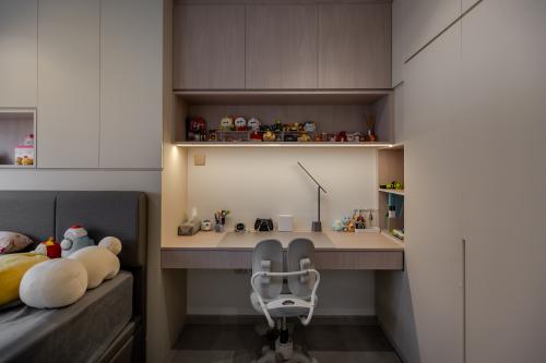 Contemporary Bedroom at 522B Tampines