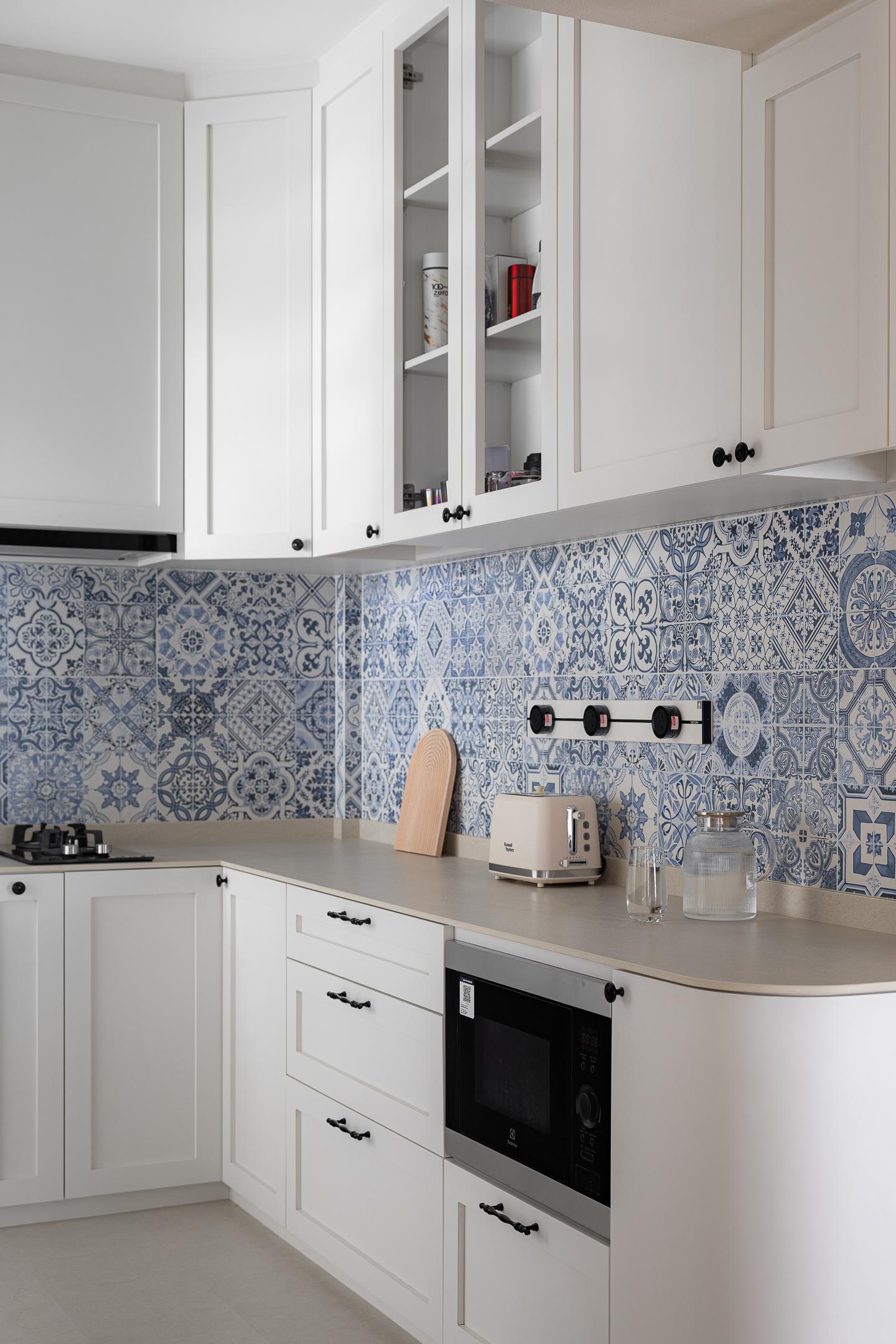 Scandinavian Kitchen with Countertop and Open Kitchen