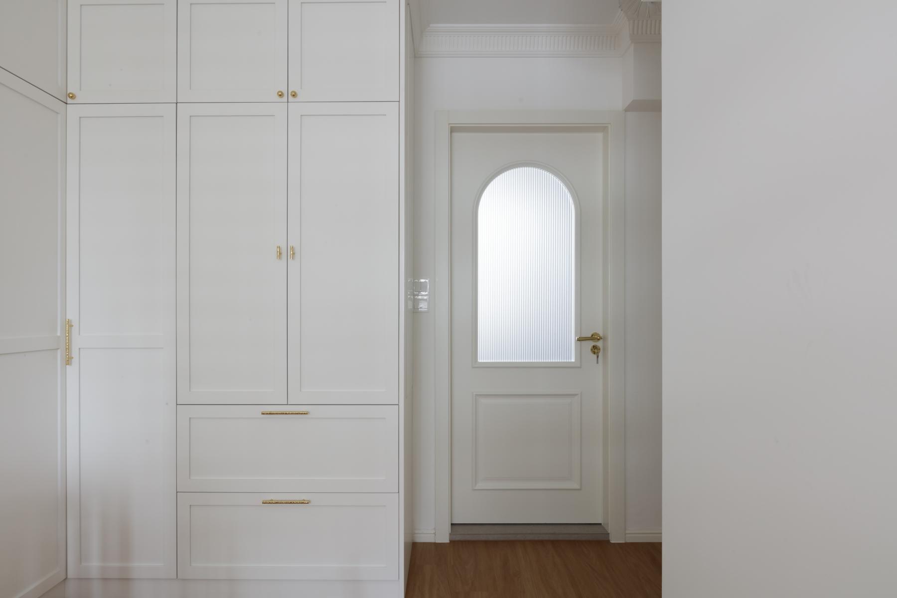 Contemporary Bedroom with Drop Ceiling and Wardrobe