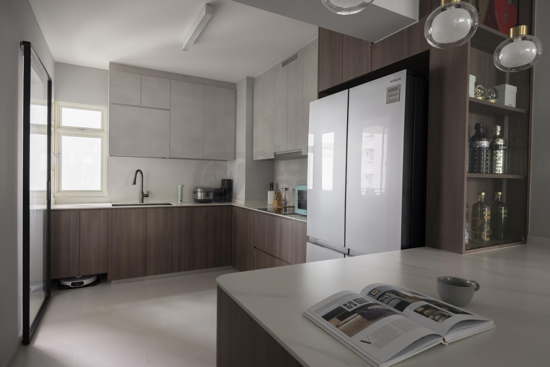 Contemporary Kitchen with Countertop and Open Kitchen
