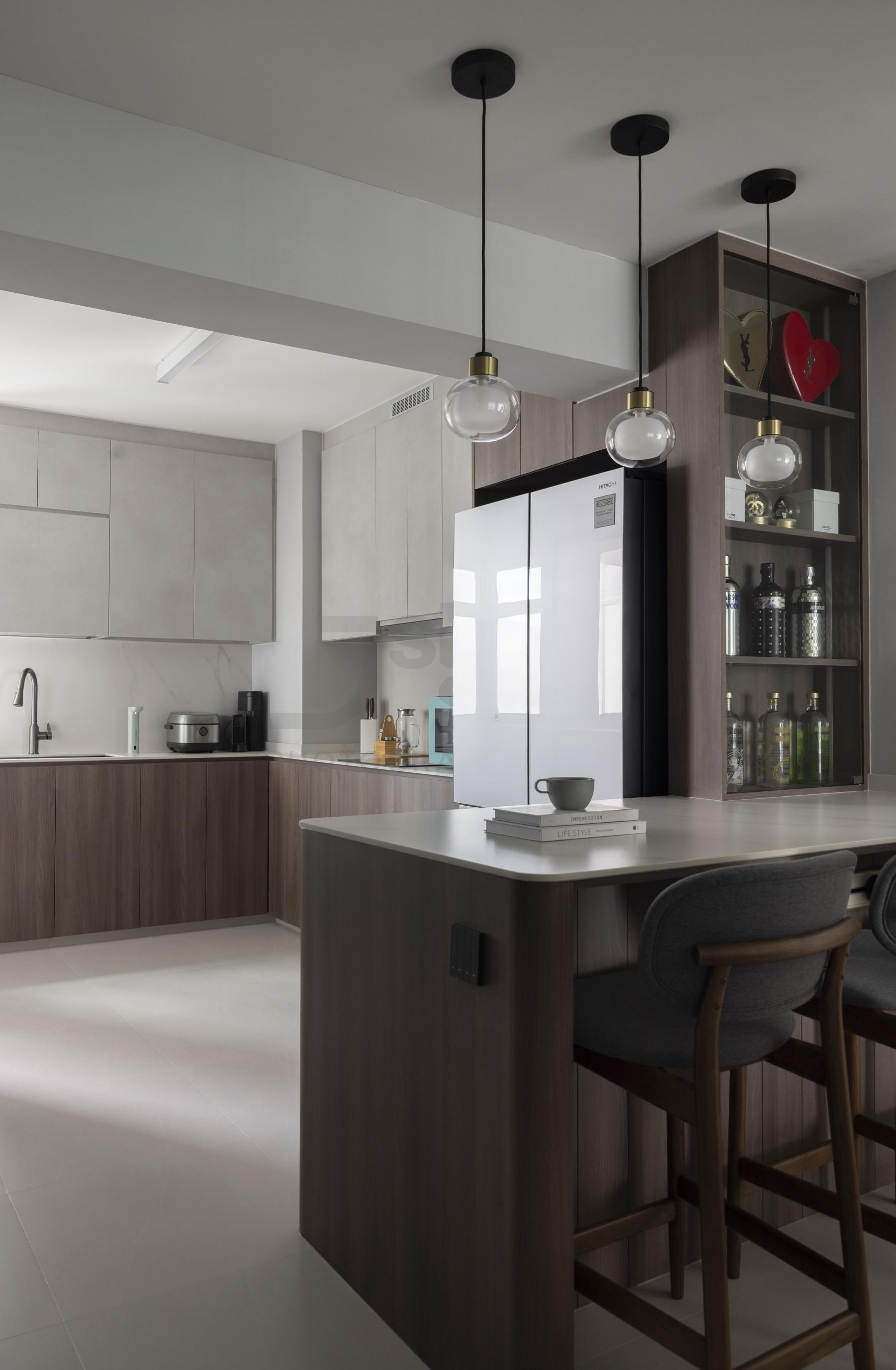 Contemporary Kitchen with Countertop and Kitchen Backsplash