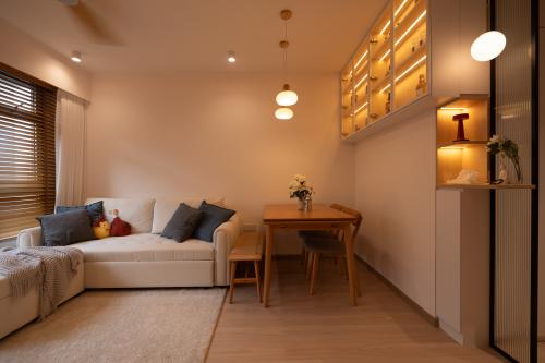 Contemporary Living Room at 82B Circuit Rd