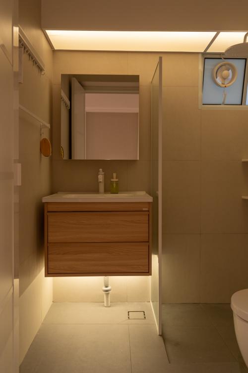 Contemporary Bathroom at 82B Circuit Rd
