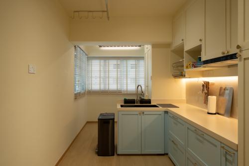 Contemporary Kitchen at 250A Compassvale