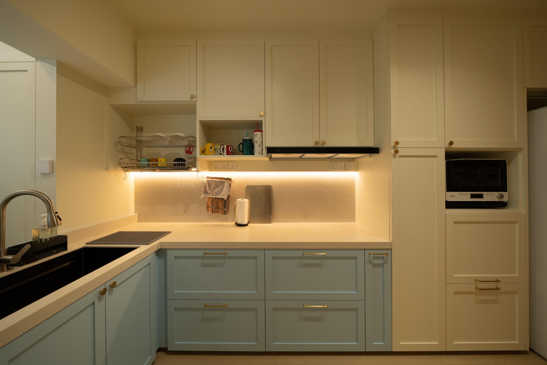 Contemporary Kitchen with Vinyl Flooring and Homogeneous Tiles