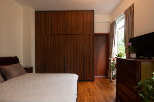 Contemporary Bedroom at 87 Hillview