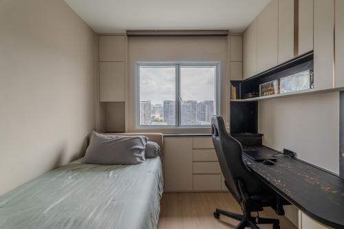 Contemporary Bedroom at Resale 5 Room HDB @ punggol
