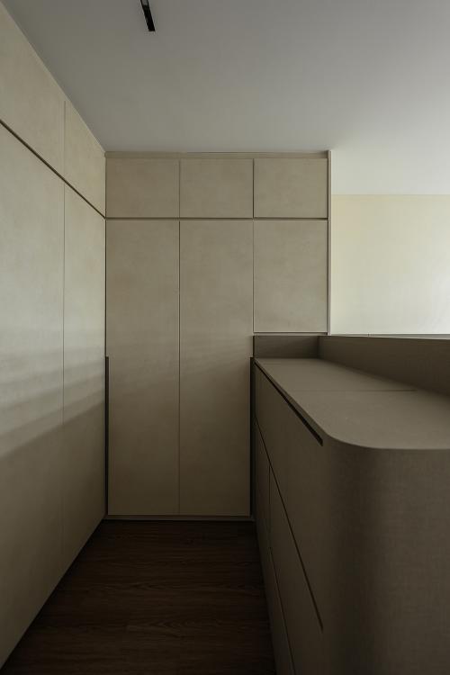 Contemporary Walk-in Wardrobe at Tampines GreenGlade