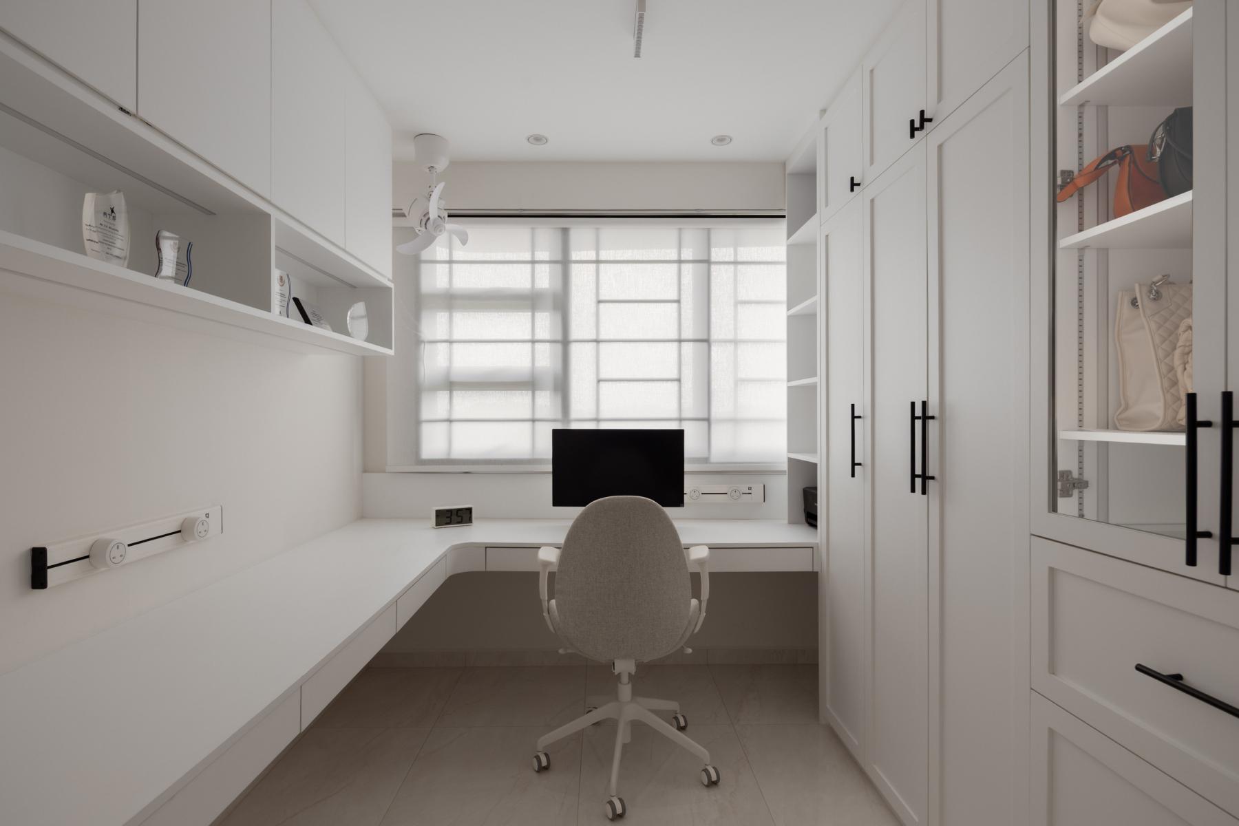 Modern Walk-in Wardrobe with Wardrobe and Desk