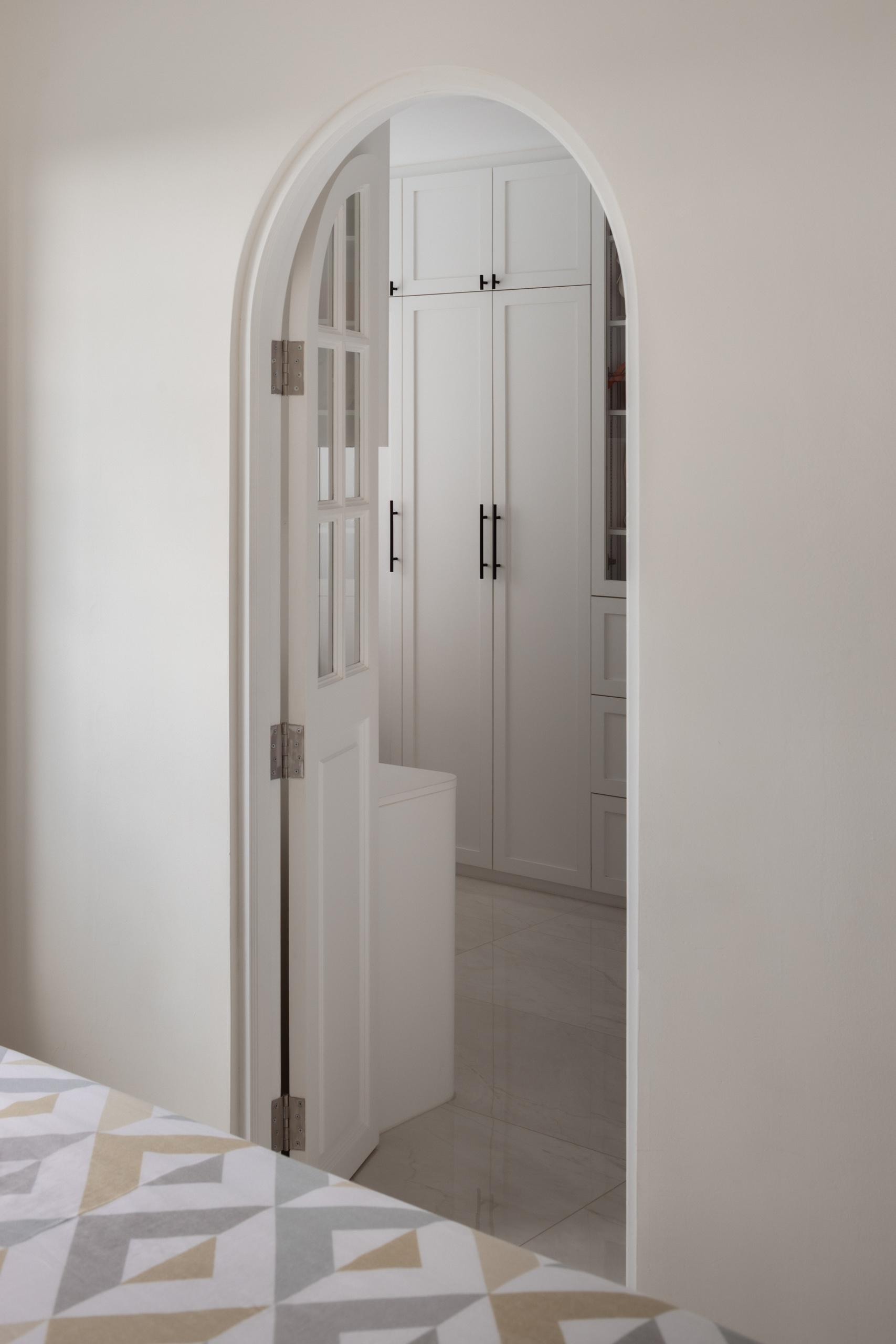Modern Walk-in Wardrobe with Homogeneous Tiles and Wardrobe