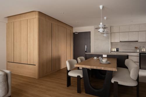 Minimalist Entryway at Teck Ghee Parkview