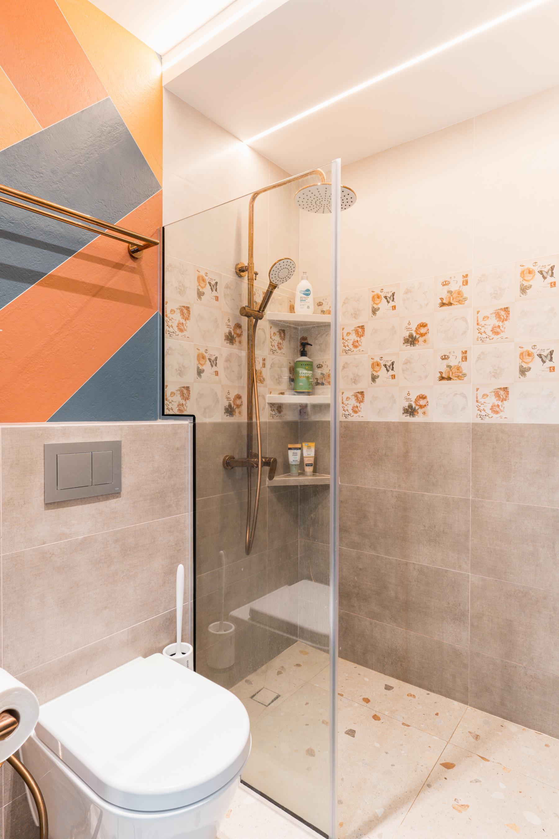 Modern Bathroom with Homogeneous Tiles and Mosaic