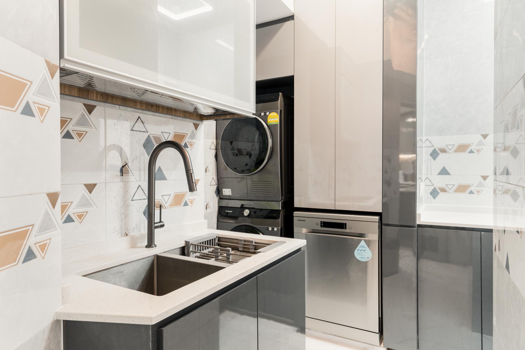 Modern Kitchen with Countertop and Homogeneous Tiles