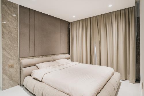 Contemporary Bedroom at 656C Jurong West
