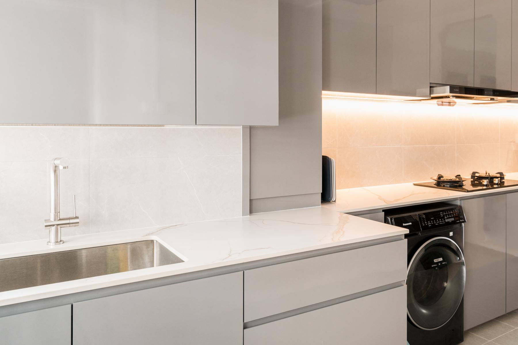 Minimalist Kitchen with Homogeneous Tiles and Mosaic