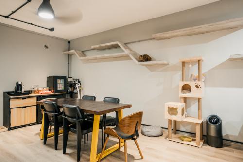 Industrial Dining Room at 297 Yishun