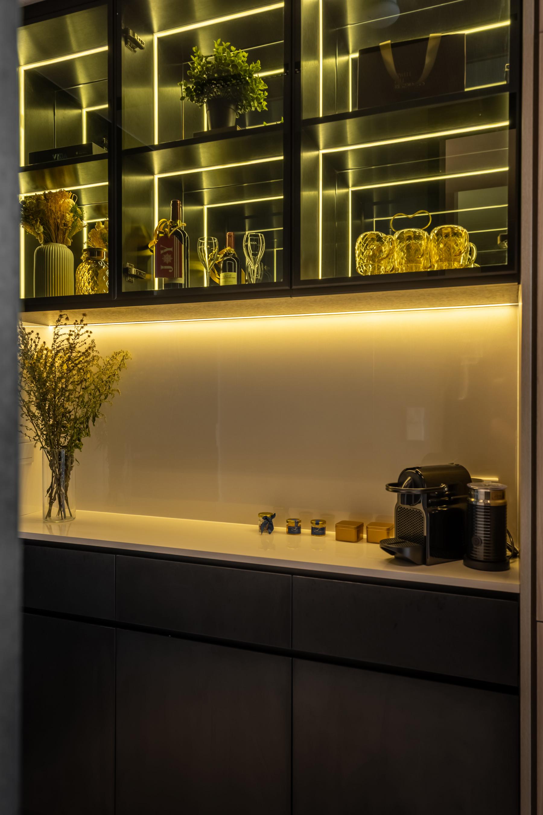 Modern Foyer with Countertop and Kitchen Backsplash