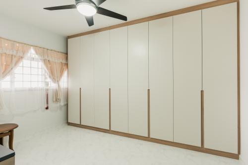 Contemporary Bedroom at 250 Bukit Batok
