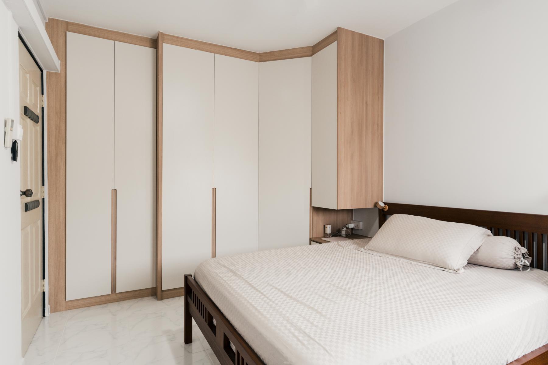 Contemporary Bedroom with Bookshelf and Homogeneous Tiles