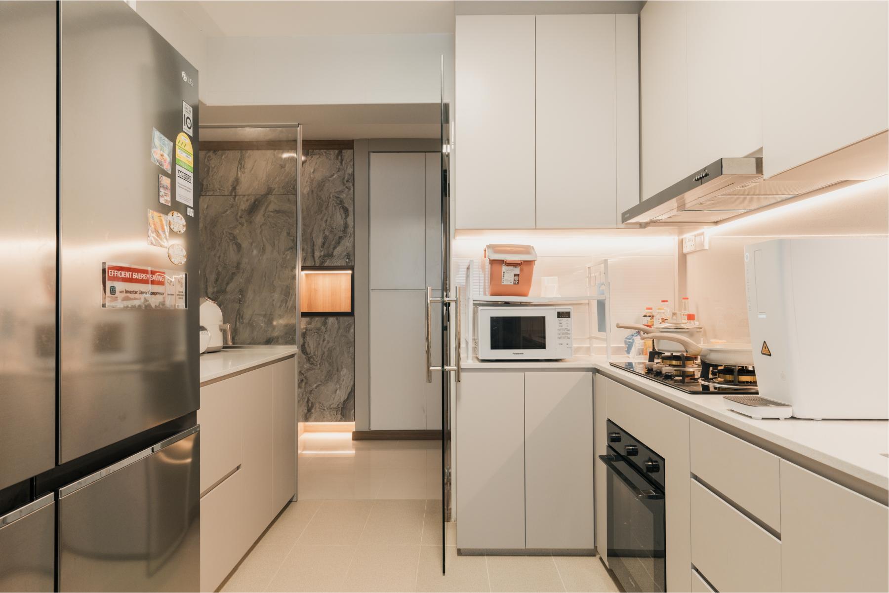 Modern Kitchen with Open Kitchen and Kitchen Backsplash