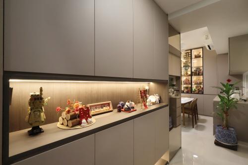 Minimalist Hallway at 4 Bedroom EC @ Yishun North Gaia