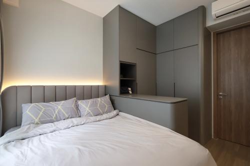 Minimalist Bedroom at 4 Bedroom EC @ Yishun North Gaia