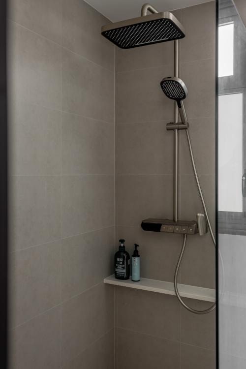 Minimalist Bathroom at 95C Circuit Road