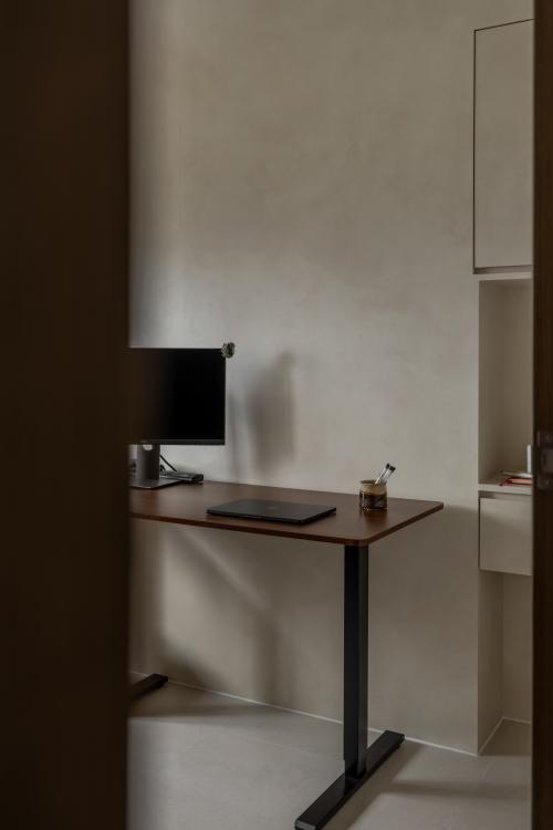 Minimalist Study at 95C Circuit Road