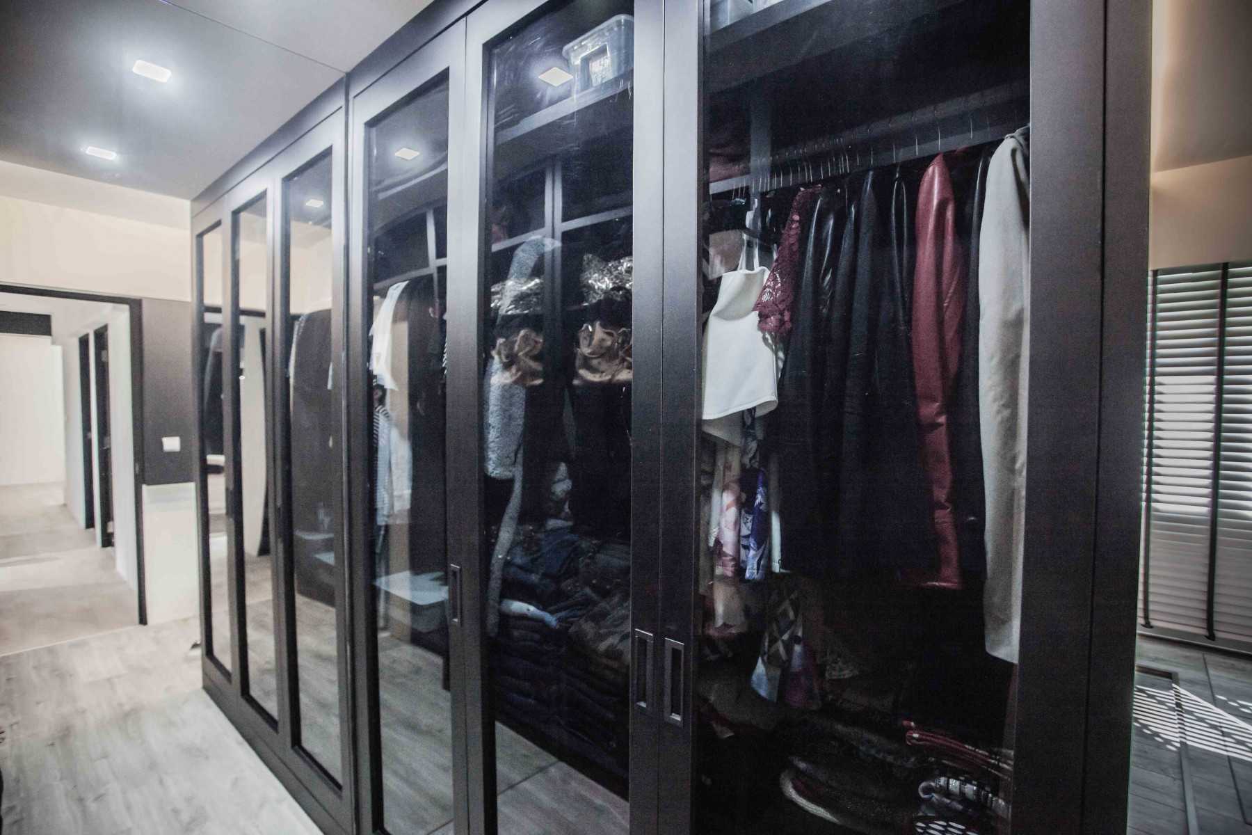 Contemporary Walk-in Wardrobe with Vinyl Flooring and Wardrobe