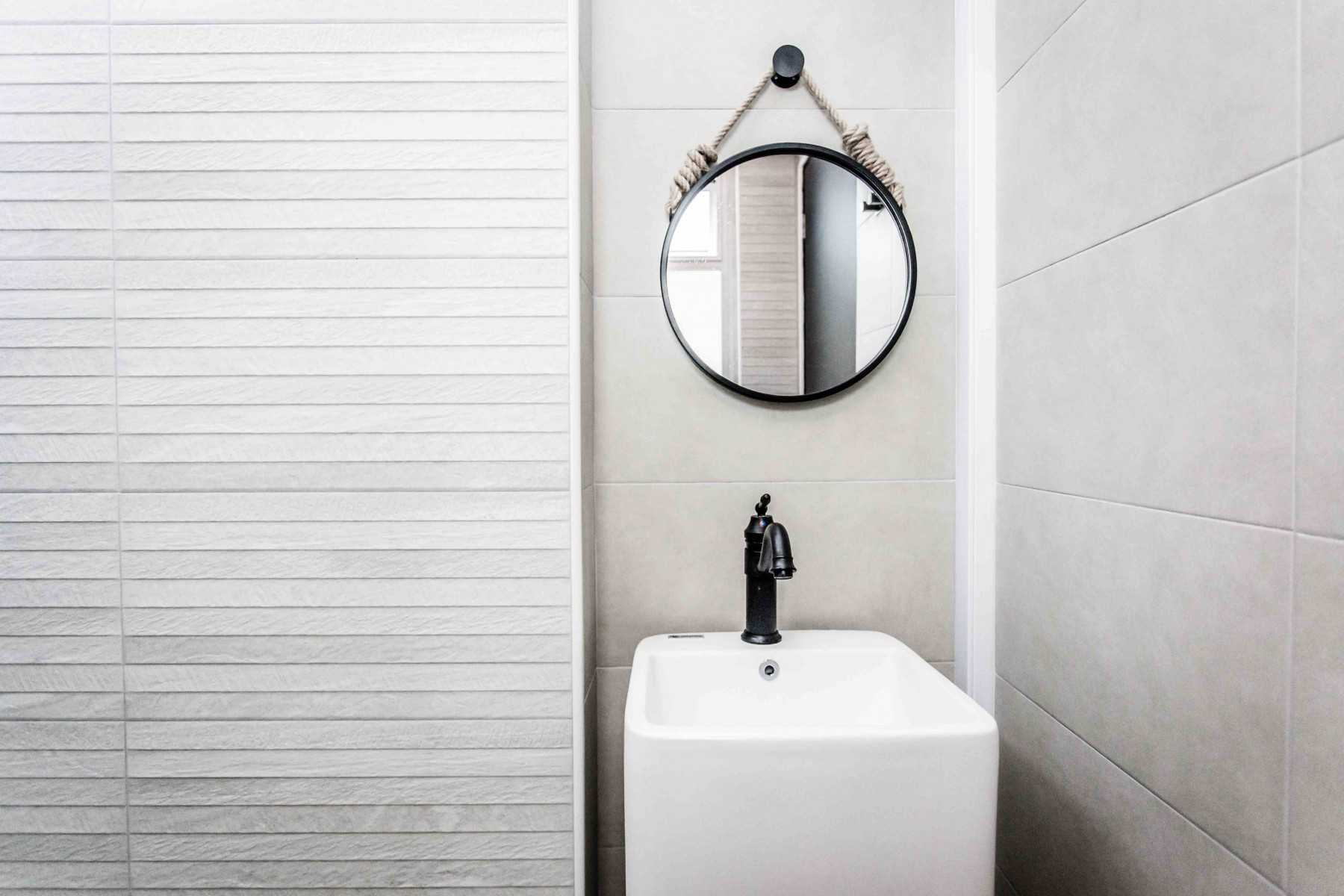 Contemporary Bathroom with Homogeneous Tiles and Mirror